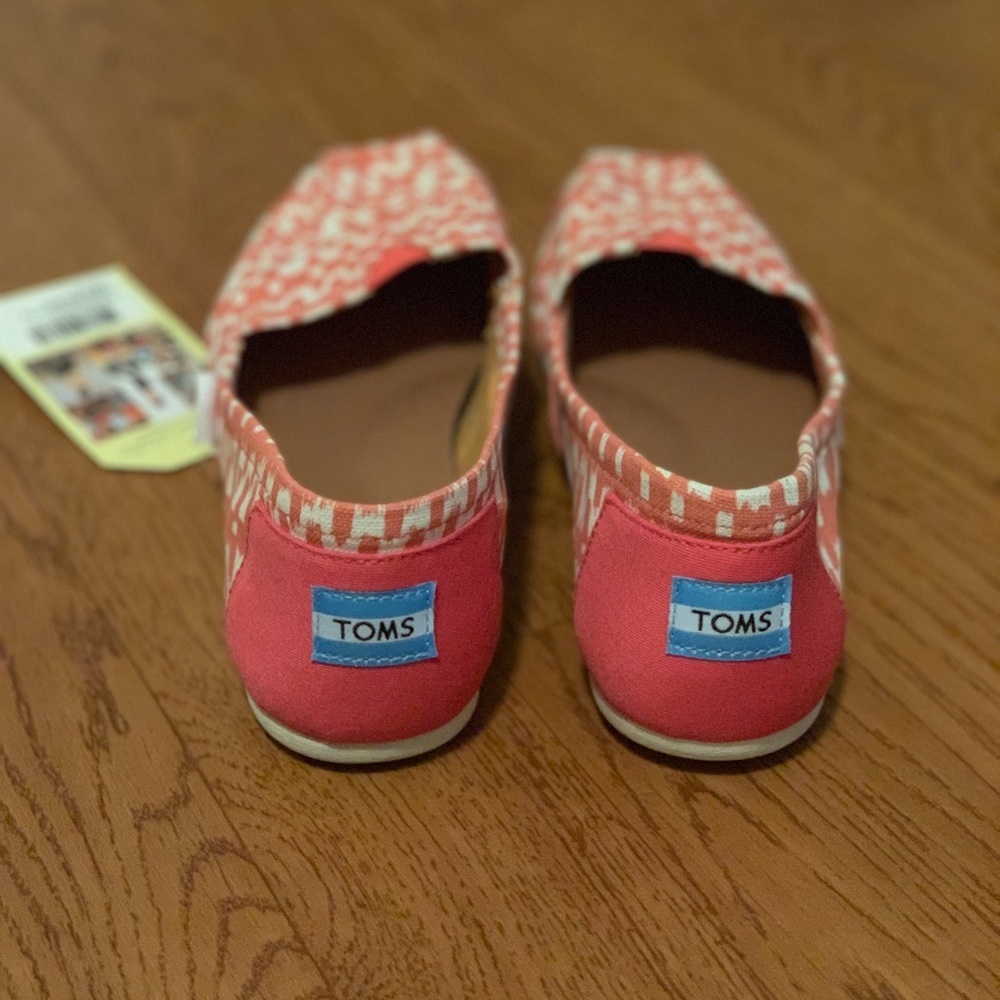 *SOLD* TOMS Women's Pink Patterned Slip-On Shoes 9.5 - Picture 3 of 4